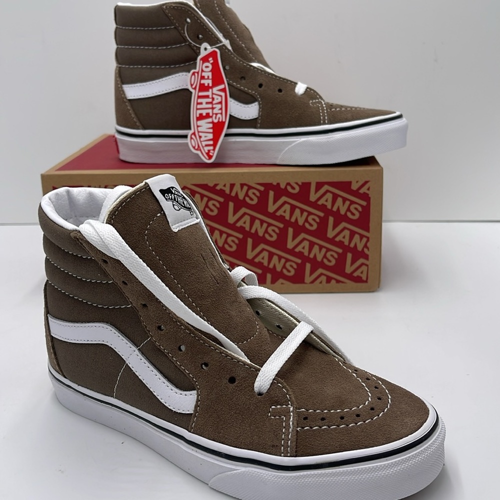 Vans WMNS Sk8-Hi Color Theory Walnut
VN0007NP1NU
Sneakers - Picture 15 of 16